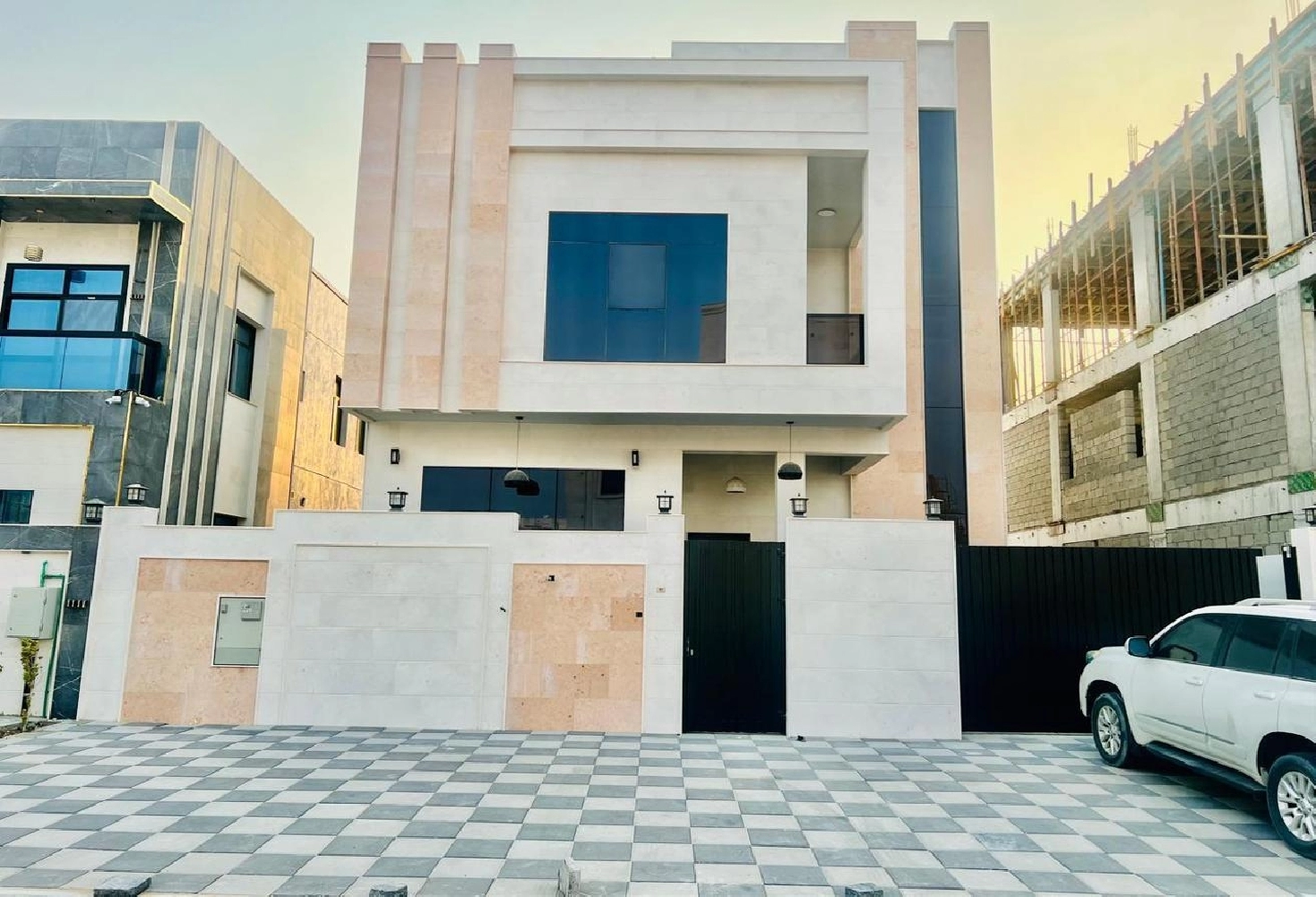 Villa in Al Yasmine, square plan for sale 6 rooms