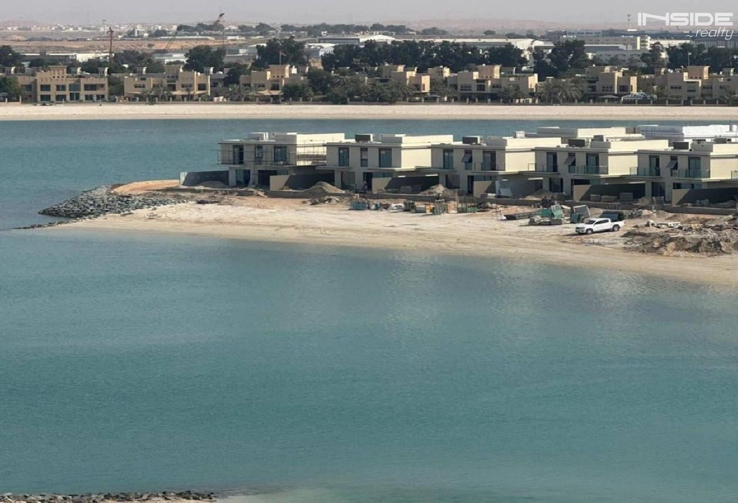 Elegant 1-Bedroom Apartment in Marina Residences Pictures