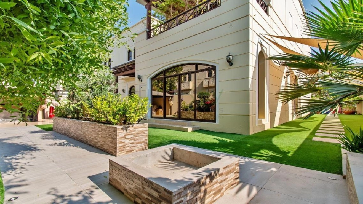 Corner Villa | Luxury 4 Bed |Bright Unit| Big Plot Image# 1