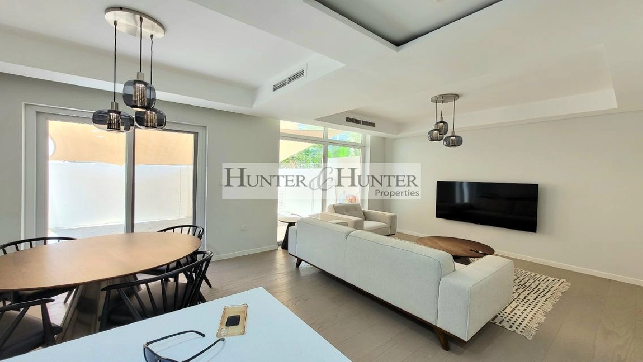 VACANT | END UNIT | TERRACE ACCESS | RENOVATED Image# 1