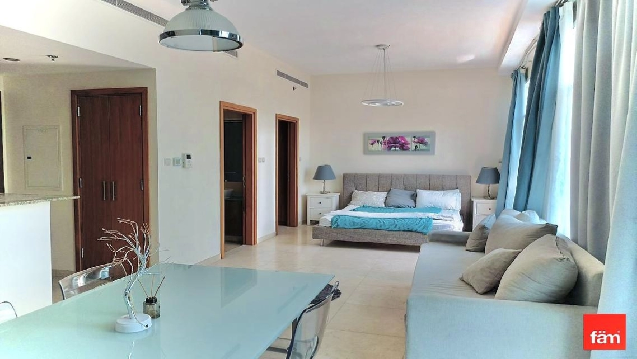 furnished large studio w/ balcony in Business Bay Image# 1