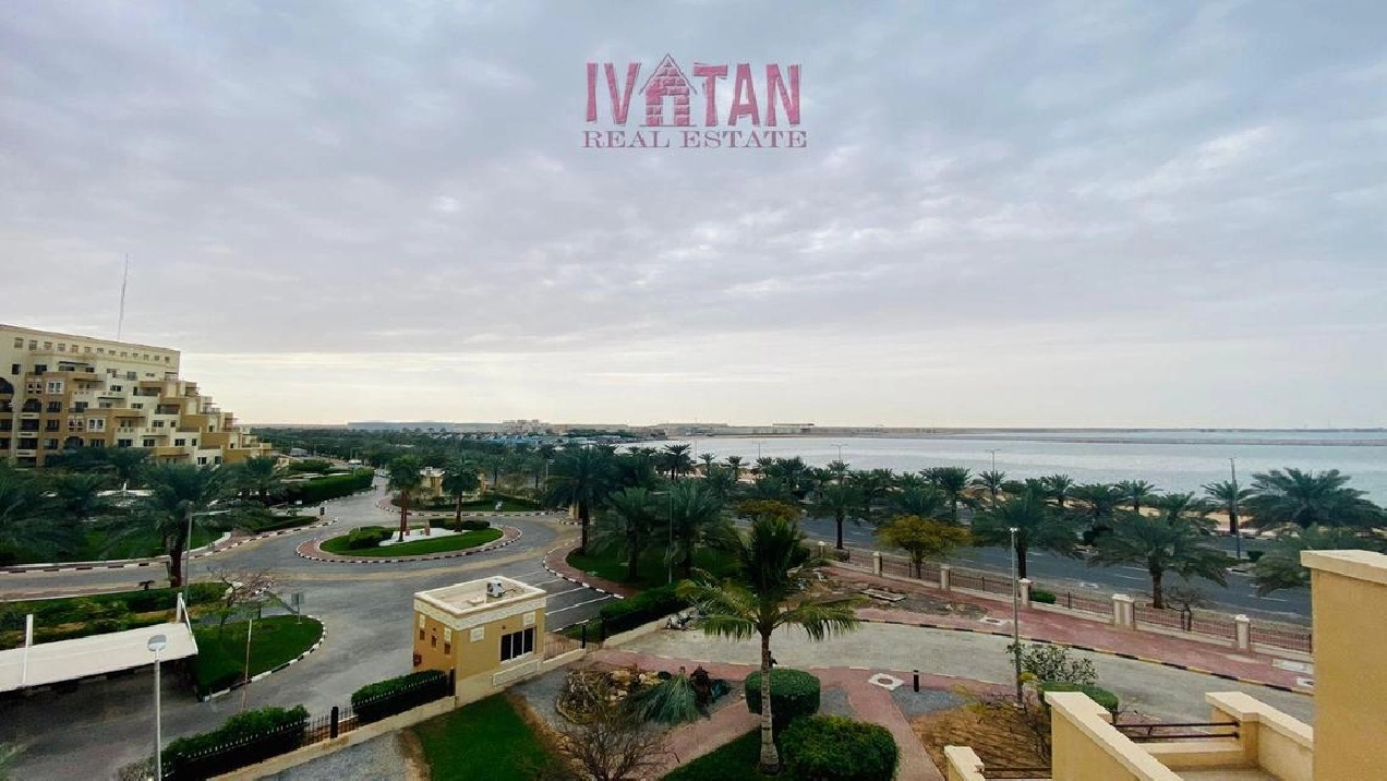 BRIGHT LARGE WINDOWS - SEA VIEW - HOMELY FEELS Pictures