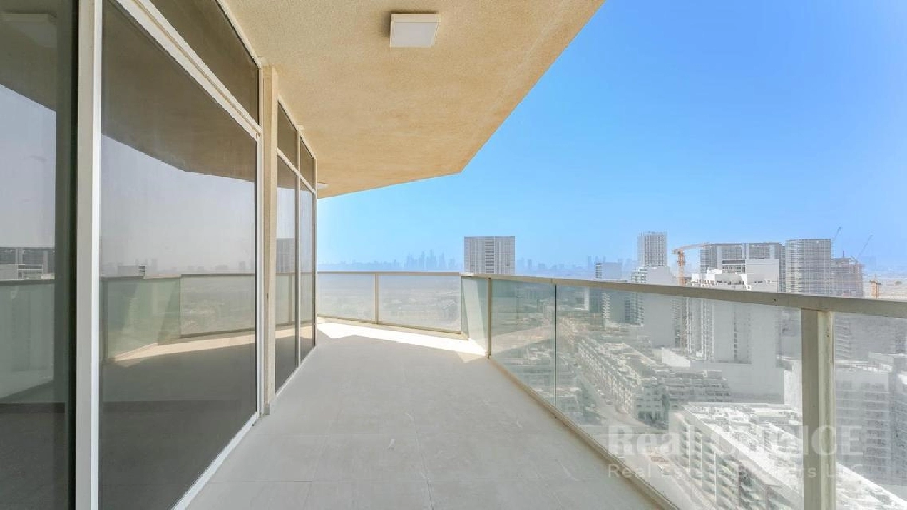 Luxurious| High Floor| Spacious| Community View