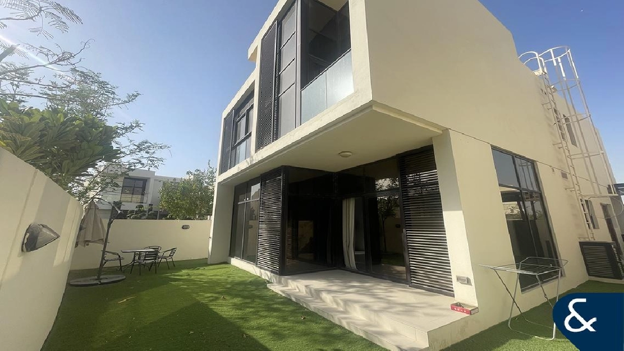 Furnished 6 BR | Corner Villa | Available Now Image# 1