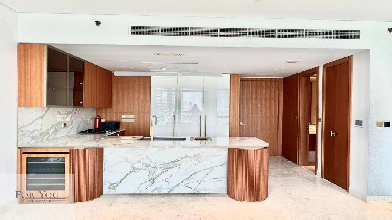 HIGHEST FLOOR | MULTIPLE CHEQUES | PRIVATE BEACH