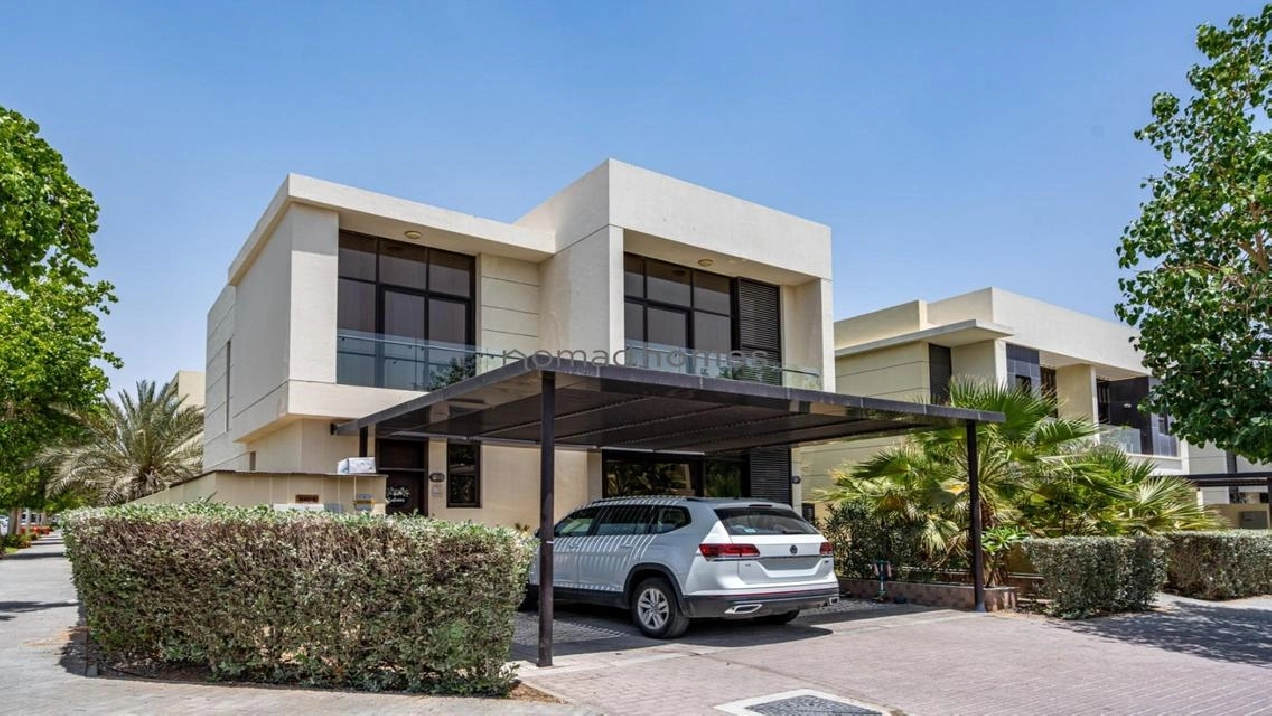 IMMACULATE HOME | SERENE | VACANT | CORNER VILLA Image# 1