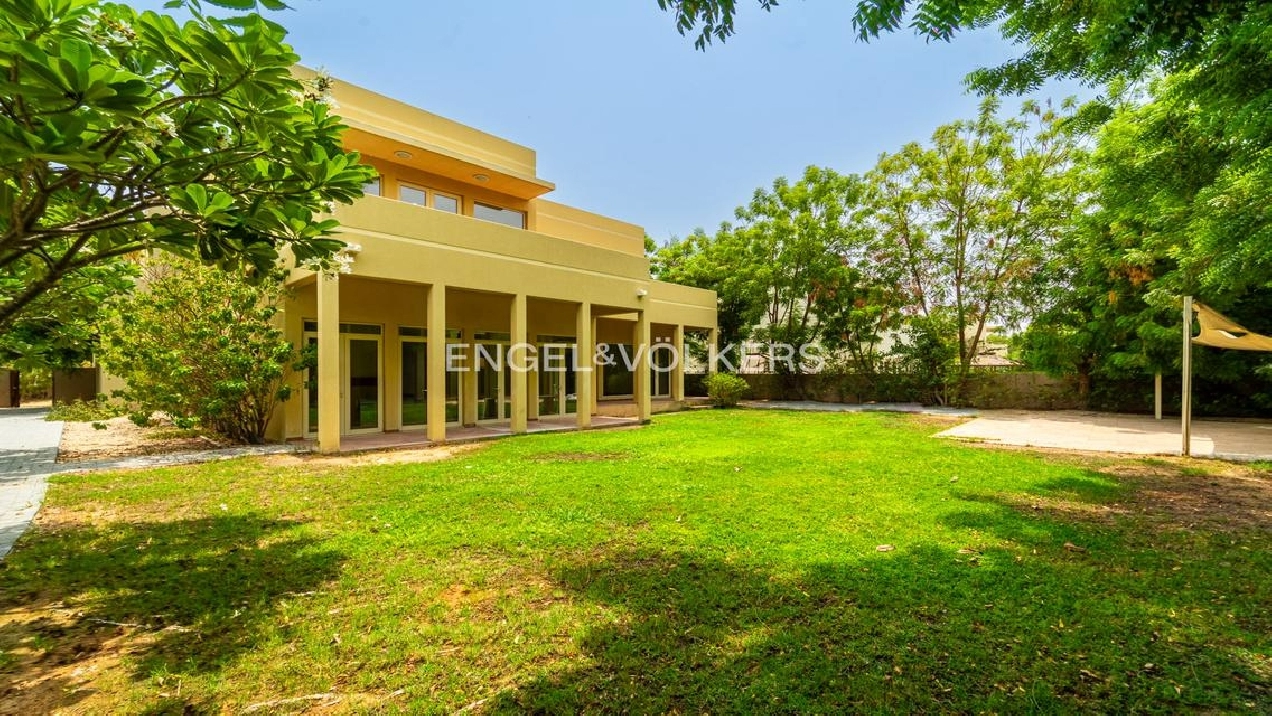 Vacant | Huge Plot | Pool | Upgraded Pictures