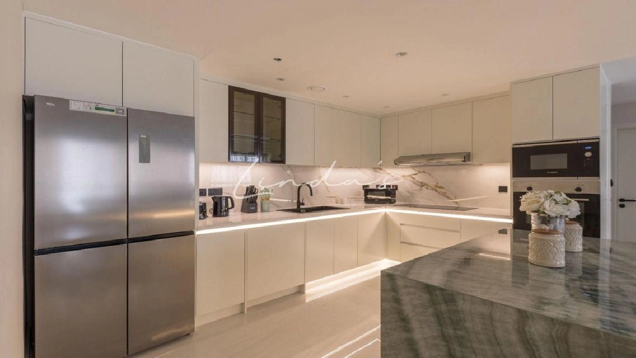 Furnished and Upgraded I Open Layout I Mid Floor Image# 1