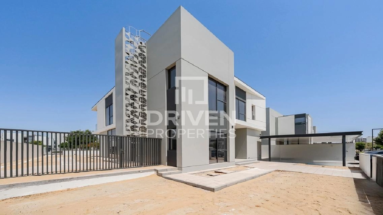 Modern and Corner Unit | Park View | Large Plot Image# 1