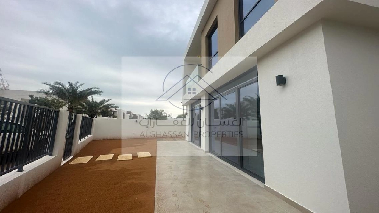 Amazing Corner 4BR + Maid's || Beach front Pictures