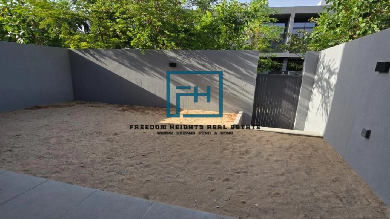 Stunning 4 Bedroom Middle Townhouse for Sale Pictures