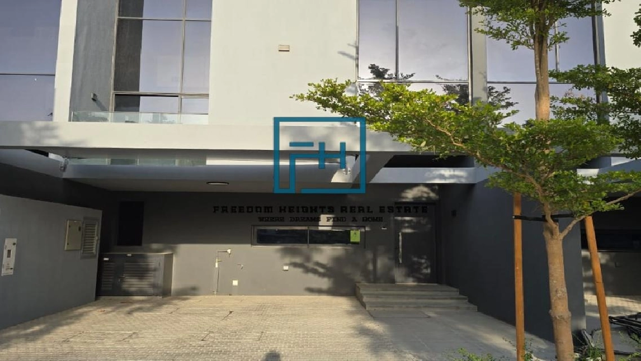 Stunning 3BR Middle Townhouse for sale in Robinia Pictures