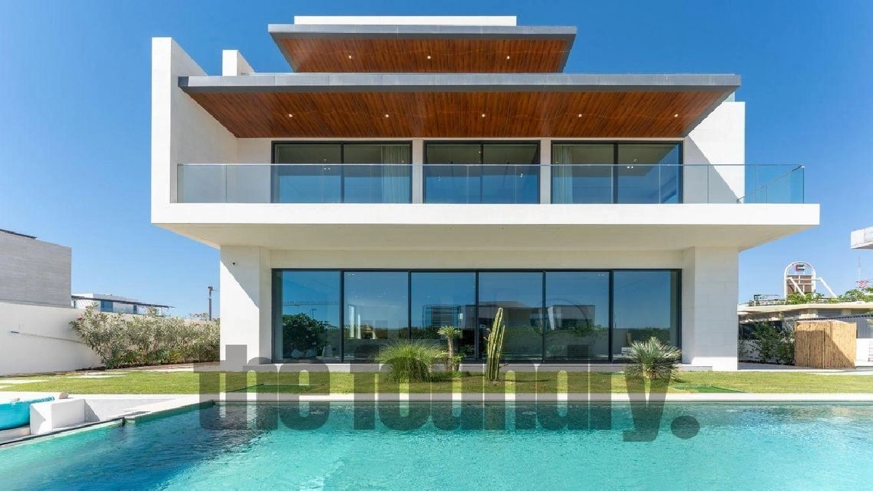 Brand New Custom Built Waterfront Villa in La Mer