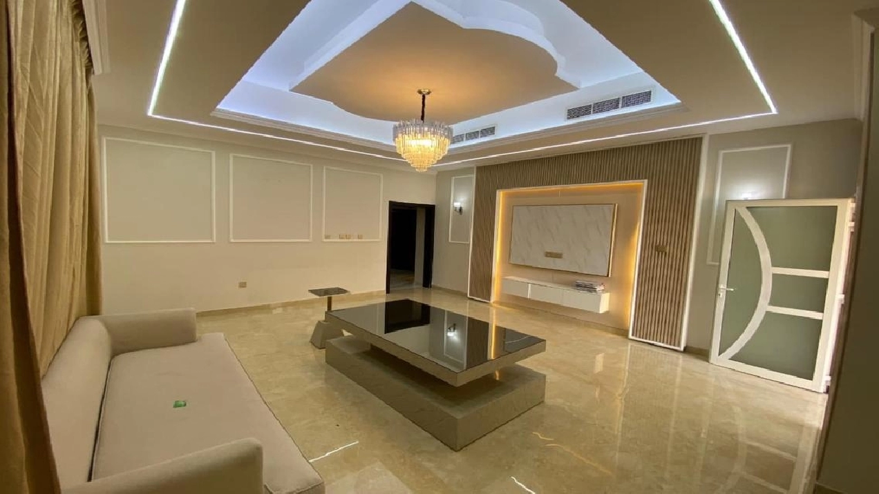 5 BR Villa with Landscaped Garden in Al Yasmeen