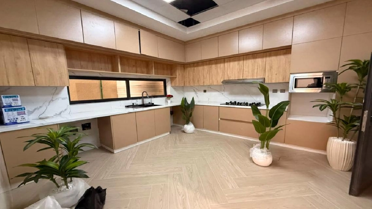 5 BR Villa in Al Helio with Private Garden